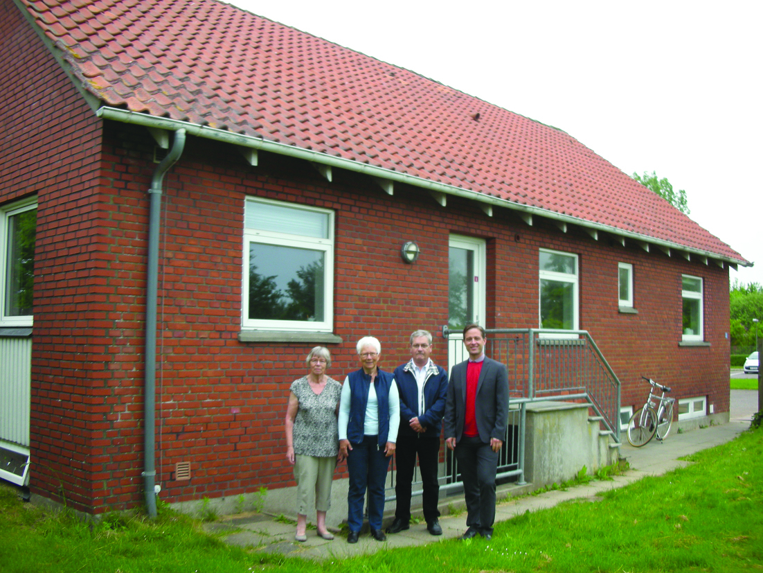 Marie Bertelsen, Lis Møller og  Ole Schultz sammen med skolens  rektor ­Timothy Veale foran nedgangen  til ­arkivet.